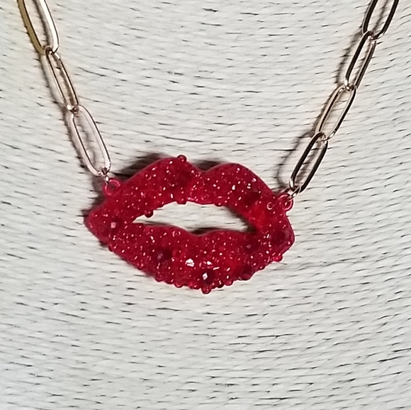 Viola Lips Pendant Short Chain Necklace Set - Picture 5 of 10